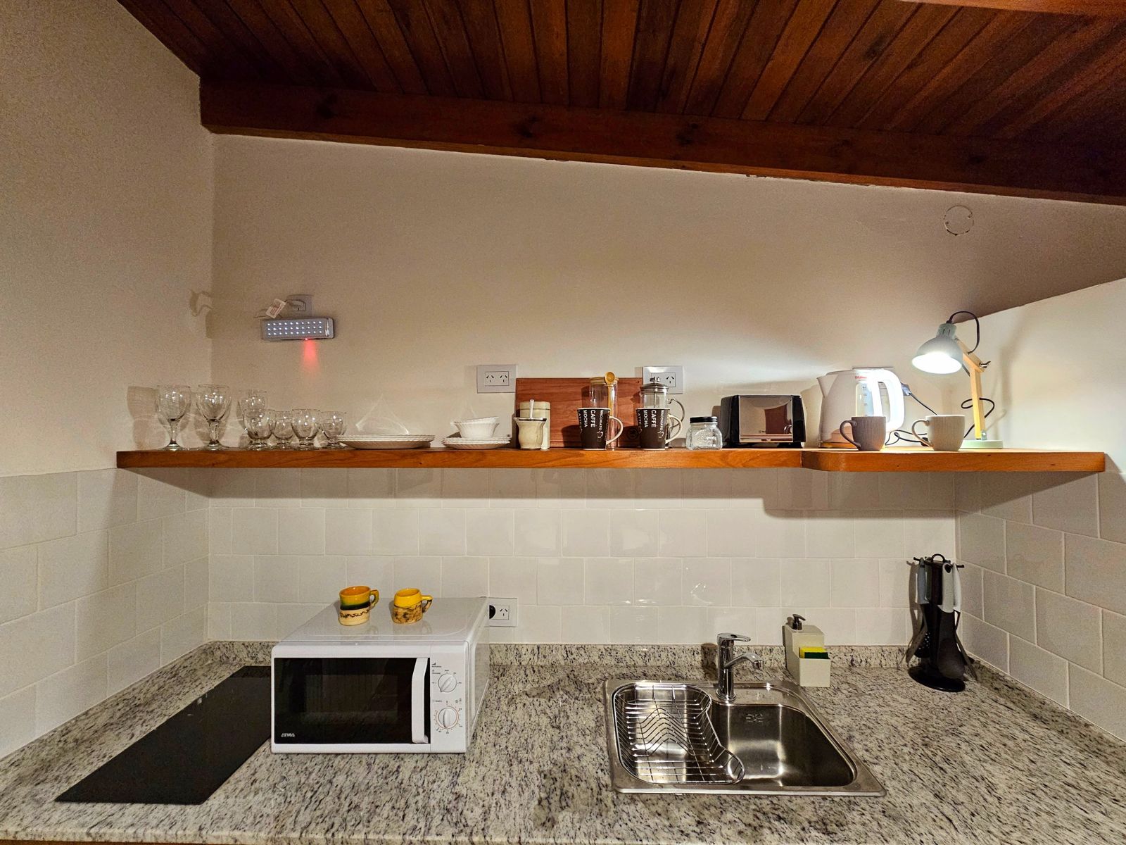 Cocina equipada con microondas y cafetera